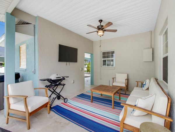 Holmes Beach Vacation Home Sleeps 4 Short Walk to The Beach