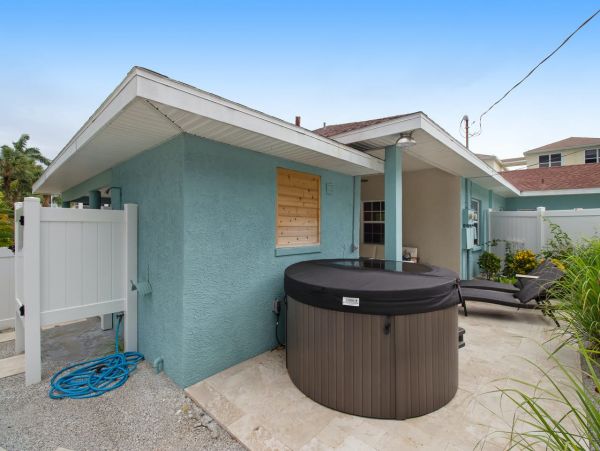 Holmes Beach Vacation Home Sleeps 4 Short Walk to The Beach