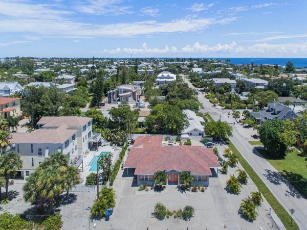 Holmes Beach Vacation Home Sleeps 4 Short Walk to The Beach