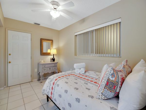 Holmes Beach Vacation Home Sleeps 4 Short Walk to The Beach
