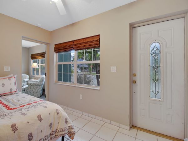 Holmes Beach Vacation Home Sleeps 4 Short Walk to The Beach