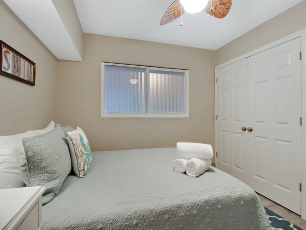 Holmes Beach Vacation Home Sleeps 4 Short Walk to The Beach