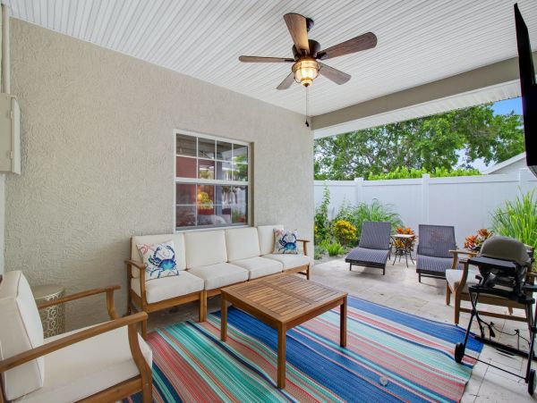 Holmes Beach Vacation Home Sleeps 4 Short Walk to The Beach