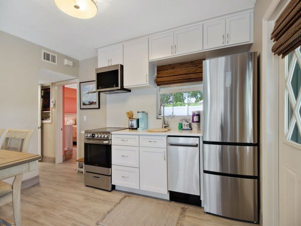 Holmes Beach Vacation Home Sleeps 4 Short Walk to The Beach