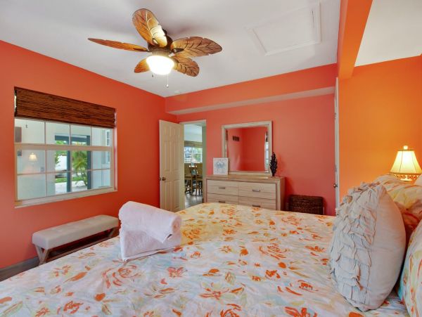 Holmes Beach Vacation Home Sleeps 4 Short Walk to The Beach
