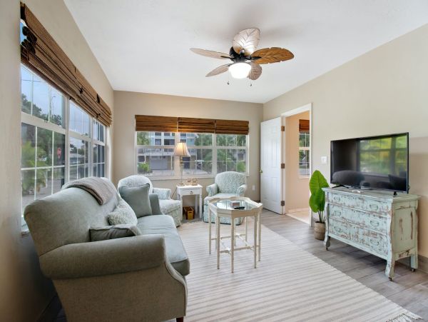 Holmes Beach Vacation Home Sleeps 4 Short Walk to The Beach