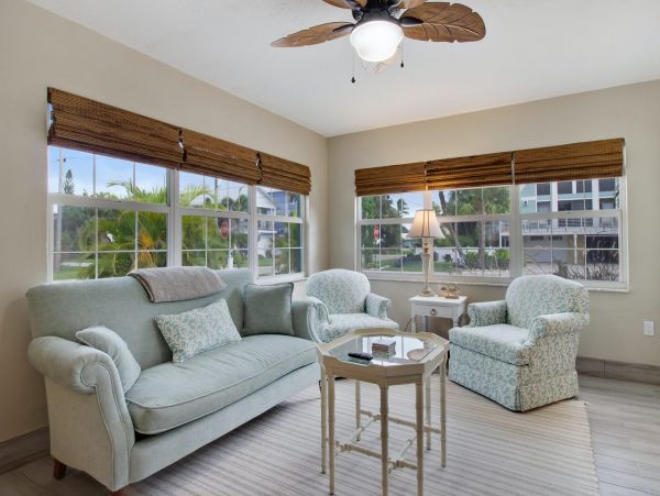 Holmes Beach Vacation Home Sleeps 4 Short Walk to The Beach