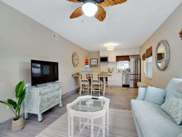 Holmes Beach Vacation Home Sleeps 4 Short Walk to The Beach