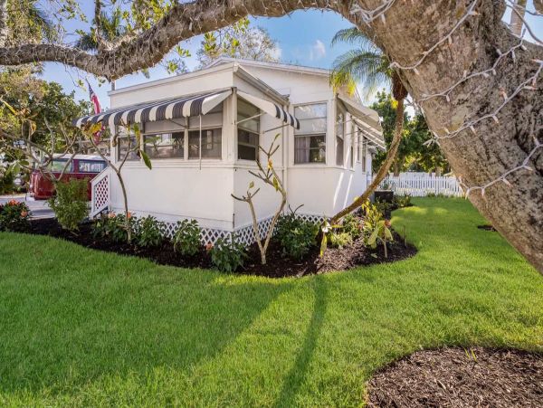 Charming Cottage in Anna Maria Island Sleeps 6 Guests