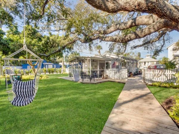 Charming Cottage in Anna Maria Island Sleeps 6 Guests