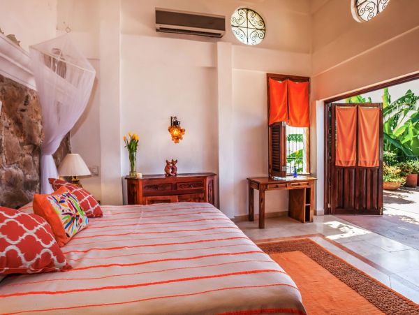 Luxury Vacation Villa Five Bedrooms Beachfront Staff!
