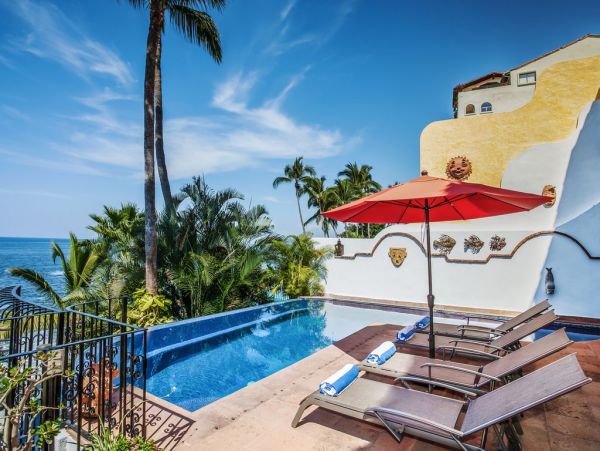 Luxury Vacation Villa Five Bedrooms Beachfront Staff!