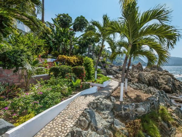 Luxury Vacation Villa Five Bedrooms Beachfront Staff!