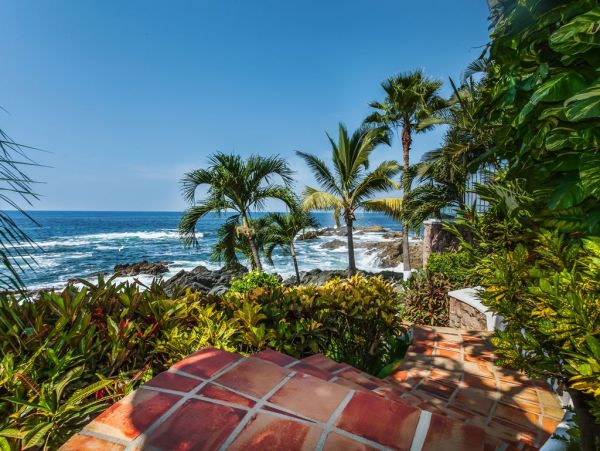 Luxury Vacation Villa Five Bedrooms Beachfront Staff!