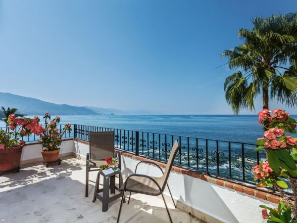 Luxury Vacation Villa Five Bedrooms Beachfront Staff!