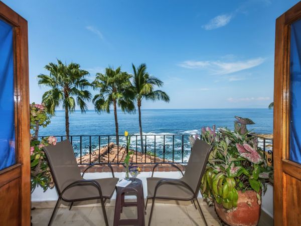 Luxury Vacation Villa Five Bedrooms Beachfront Staff!