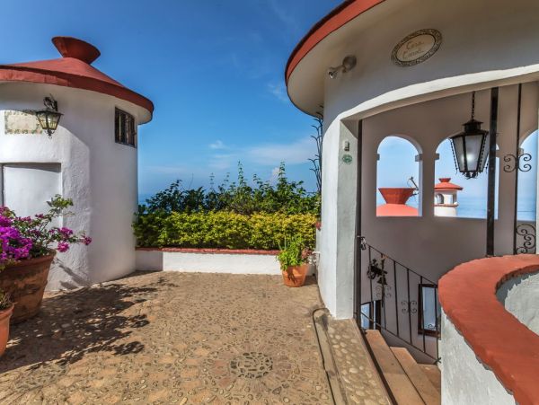 Luxury Vacation Villa Five Bedrooms Beachfront Staff!