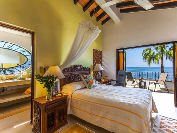 Luxury Vacation Villa Five Bedrooms Beachfront Staff!