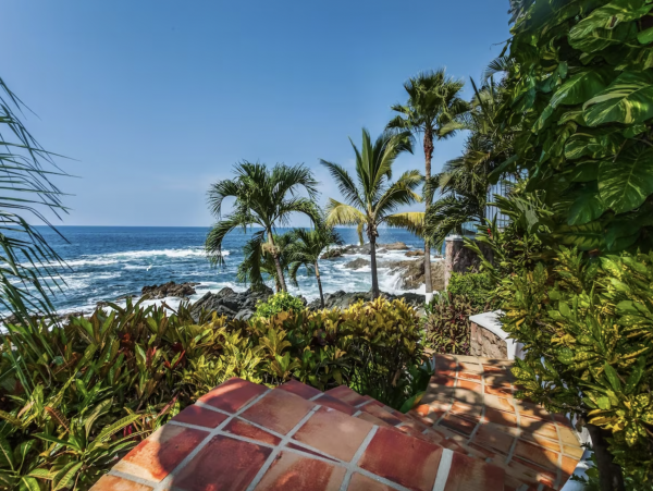 Luxury Vacation Villa Five Bedrooms Beachfront Staff!