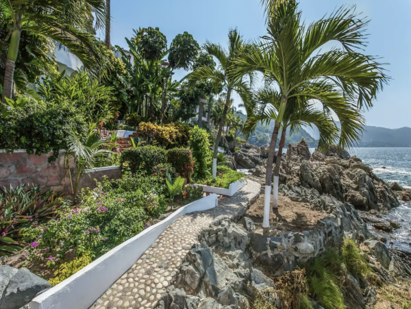 Luxury Vacation Villa Five Bedrooms Beachfront Staff!