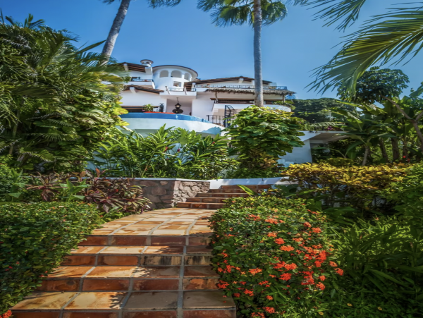 Luxury Vacation Villa Five Bedrooms Beachfront Staff!