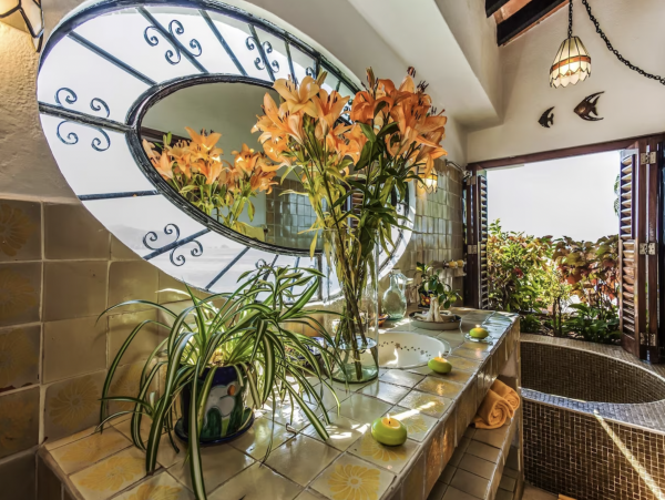 Luxury Vacation Villa Five Bedrooms Beachfront Staff!