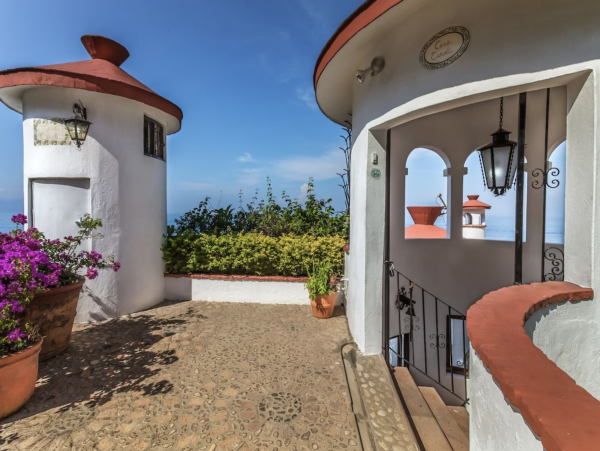Luxury Vacation Villa Five Bedrooms Beachfront Staff!