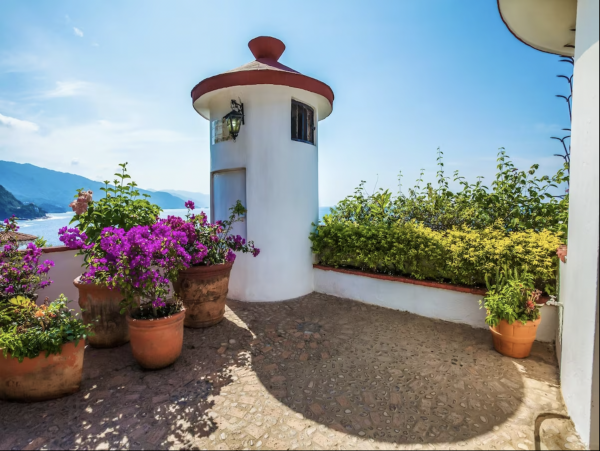 Luxury Vacation Villa Five Bedrooms Beachfront Staff!
