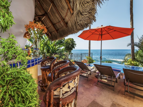 Luxury Vacation Villa Five Bedrooms Beachfront Staff!