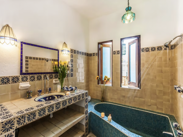 Luxury Vacation Villa Five Bedrooms Beachfront Staff!