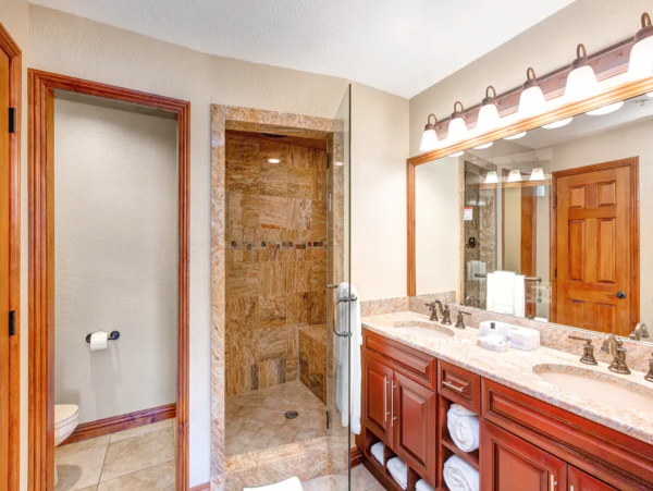 Ski-In/Ski-Out 4 Bedroom Condo Mountain Views & Hot Tub