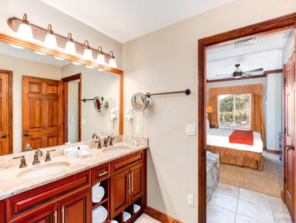 Ski-In/Ski-Out 4 Bedroom Condo Mountain Views & Hot Tub