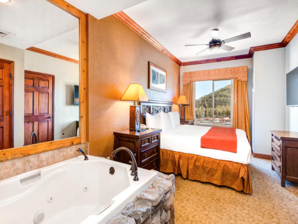 Ski-In/Ski-Out 4 Bedroom Condo Mountain Views & Hot Tub