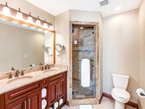 Ski-In/Ski-Out 4 Bedroom Condo Mountain Views & Hot Tub