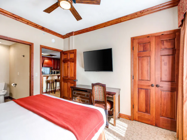 Ski-In/Ski-Out 4 Bedroom Condo Mountain Views & Hot Tub