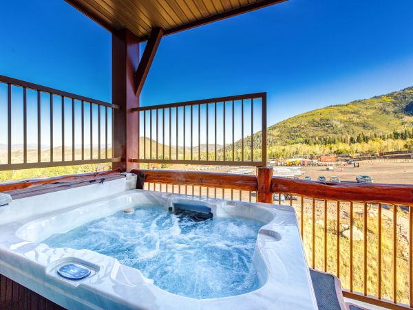 Ski-In/Ski-Out 4 Bedroom Condo Mountain Views & Hot Tub