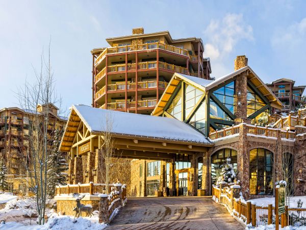 Ski-In/Ski-Out 4 Bedroom Condo Mountain Views & Hot Tub