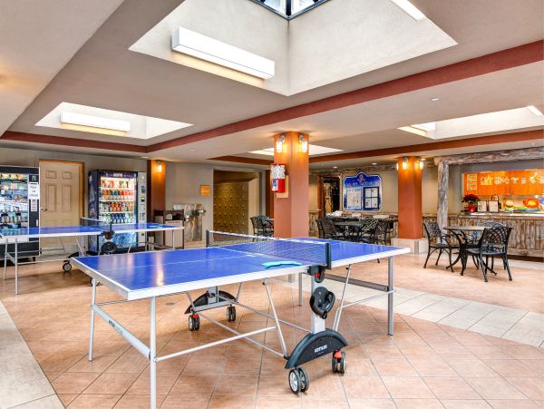 Ski-In/Ski-Out 4 Bedroom Condo Mountain Views & Hot Tub