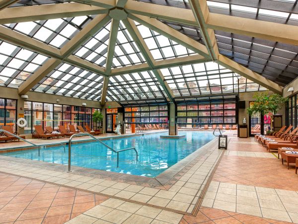 Ski-In/Ski-Out 4 Bedroom Condo Mountain Views & Hot Tub