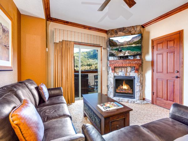 Ski-In/Ski-Out 4 Bedroom Condo Mountain Views & Hot Tub