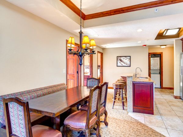 Ski-In/Ski-Out 4 Bedroom Condo Mountain Views & Hot Tub