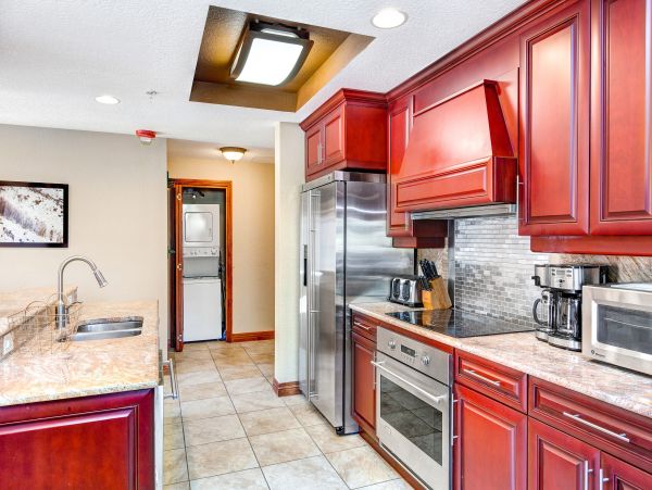 Ski-In/Ski-Out 4 Bedroom Condo Mountain Views & Hot Tub
