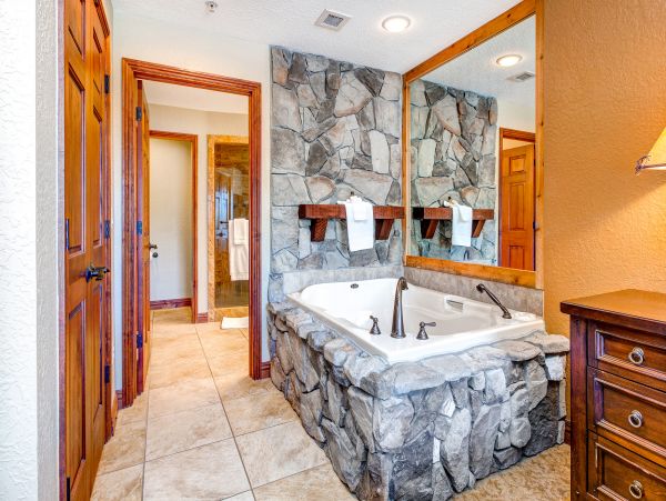 Ski-In/Ski-Out 4 Bedroom Condo Mountain Views & Hot Tub