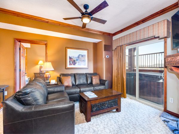 Ski-In/Ski-Out 4 Bedroom Condo Mountain Views & Hot Tub