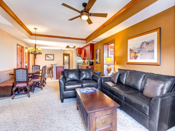 Ski-In/Ski-Out 4 Bedroom Condo Mountain Views & Hot Tub
