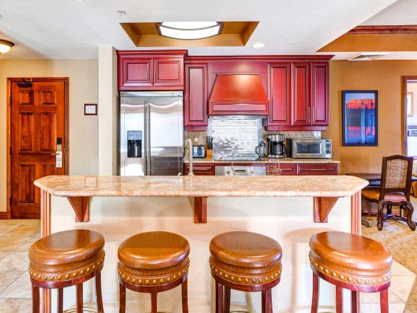Ski-In/Ski-Out 4 Bedroom Condo Mountain Views & Hot Tub