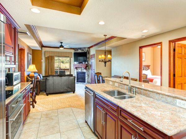 Ski-In/Ski-Out 4 Bedroom Condo Mountain Views & Hot Tub