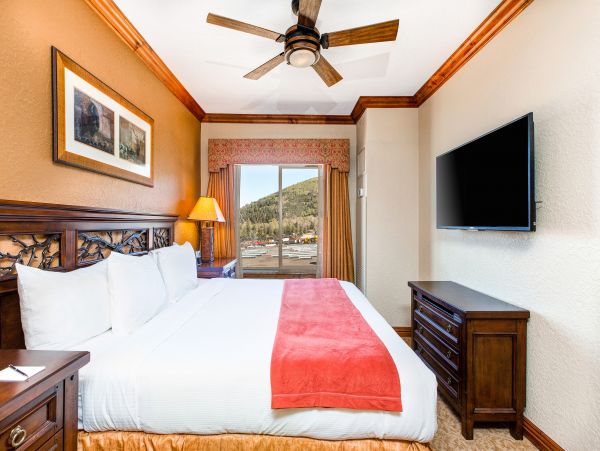 Ski-In/Ski-Out 4 Bedroom Condo Mountain Views & Hot Tub