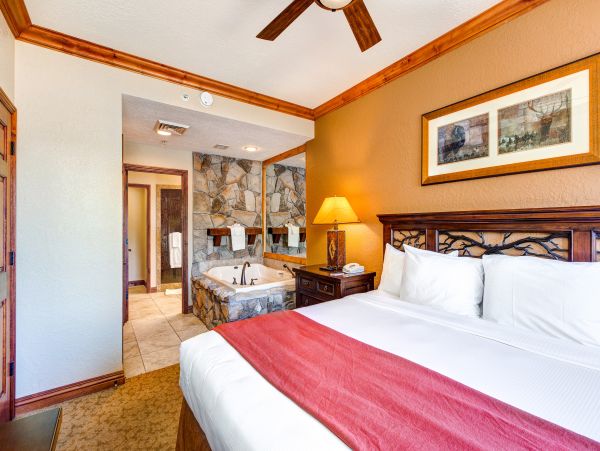 Ski-In/Ski-Out 4 Bedroom Condo Mountain Views & Hot Tub