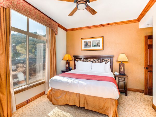 Ski-In/Ski-Out 4 Bedroom Condo Mountain Views & Hot Tub